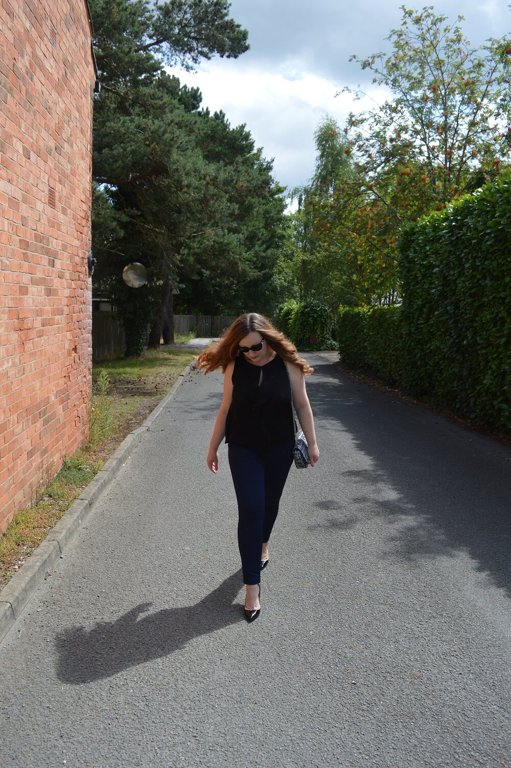 Navy trousers with a black top outfit ideas