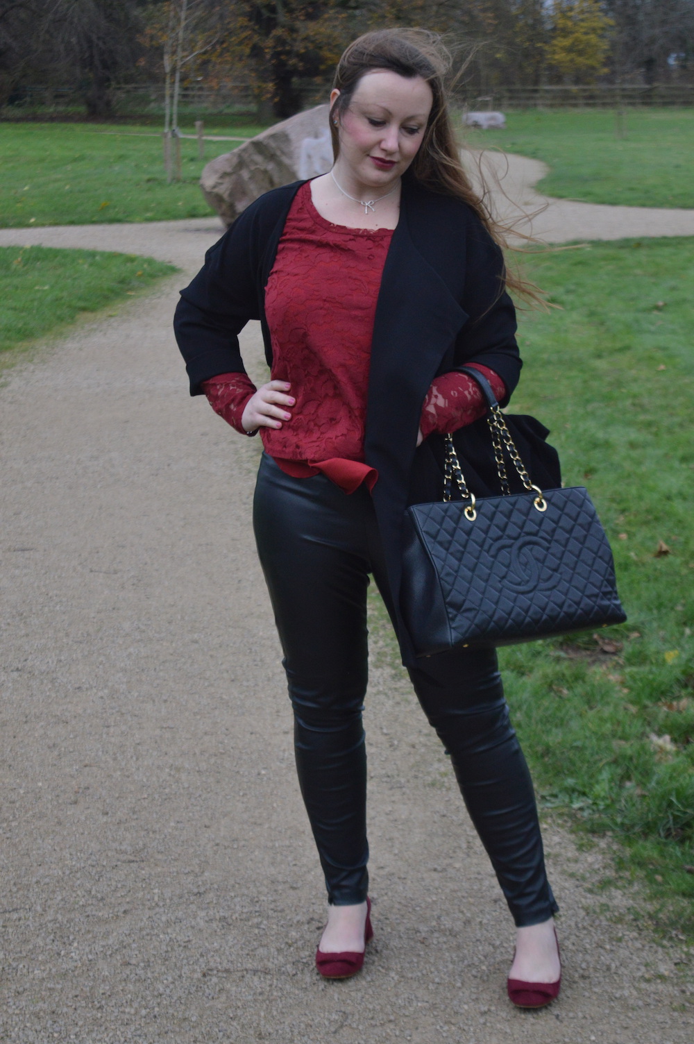 Outfit red shop and black