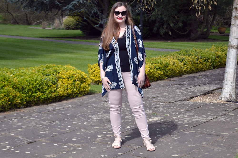 Kimono and pink jeans outfit