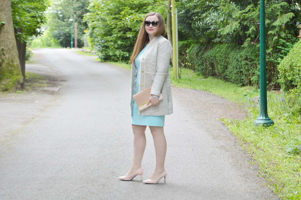Beige and turquoise outfit