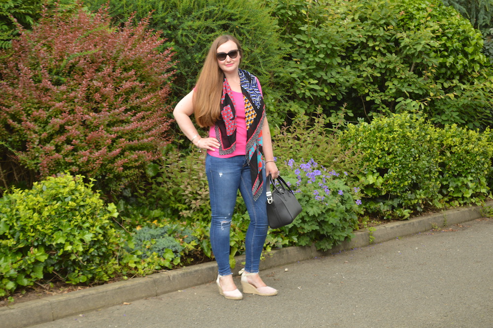 Pink top sales and jeans outfit