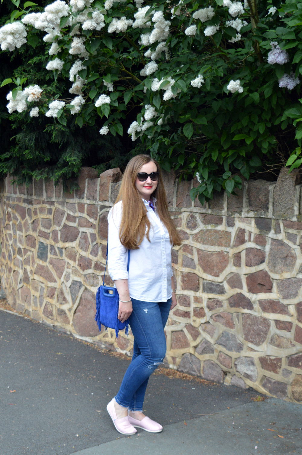 Ripped jeans and Pink TOMS outfit post