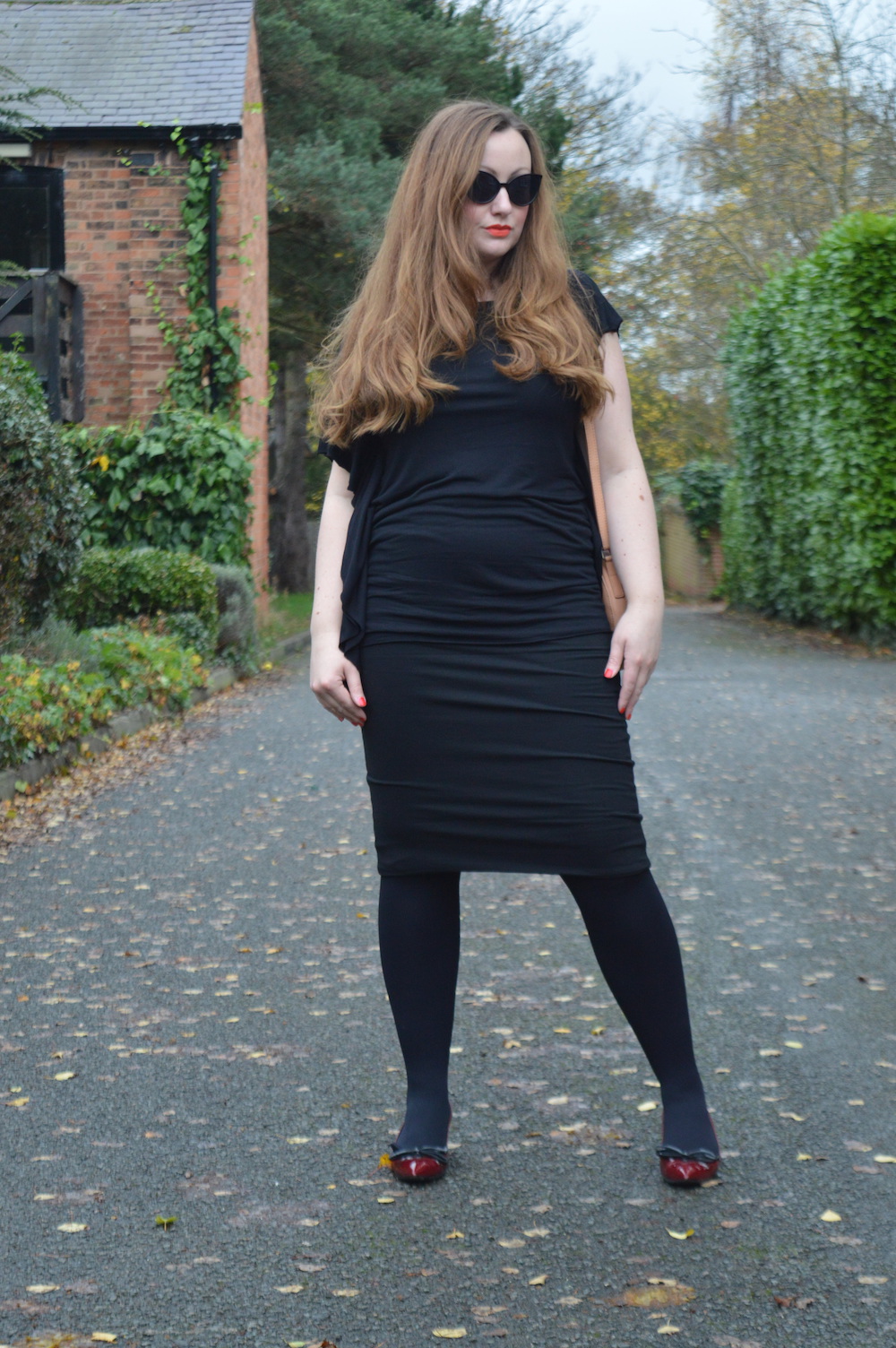 All black pencil skirt outfit