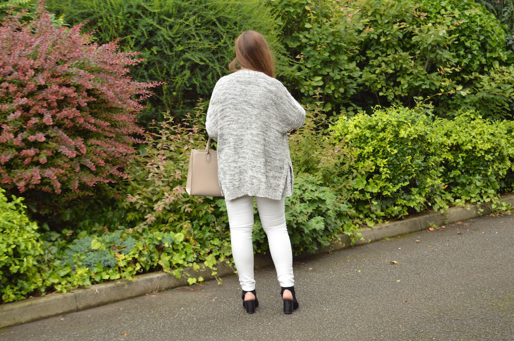 White jeans and cardigan outfit