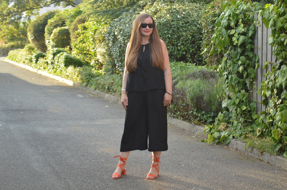 How to wear black culottes