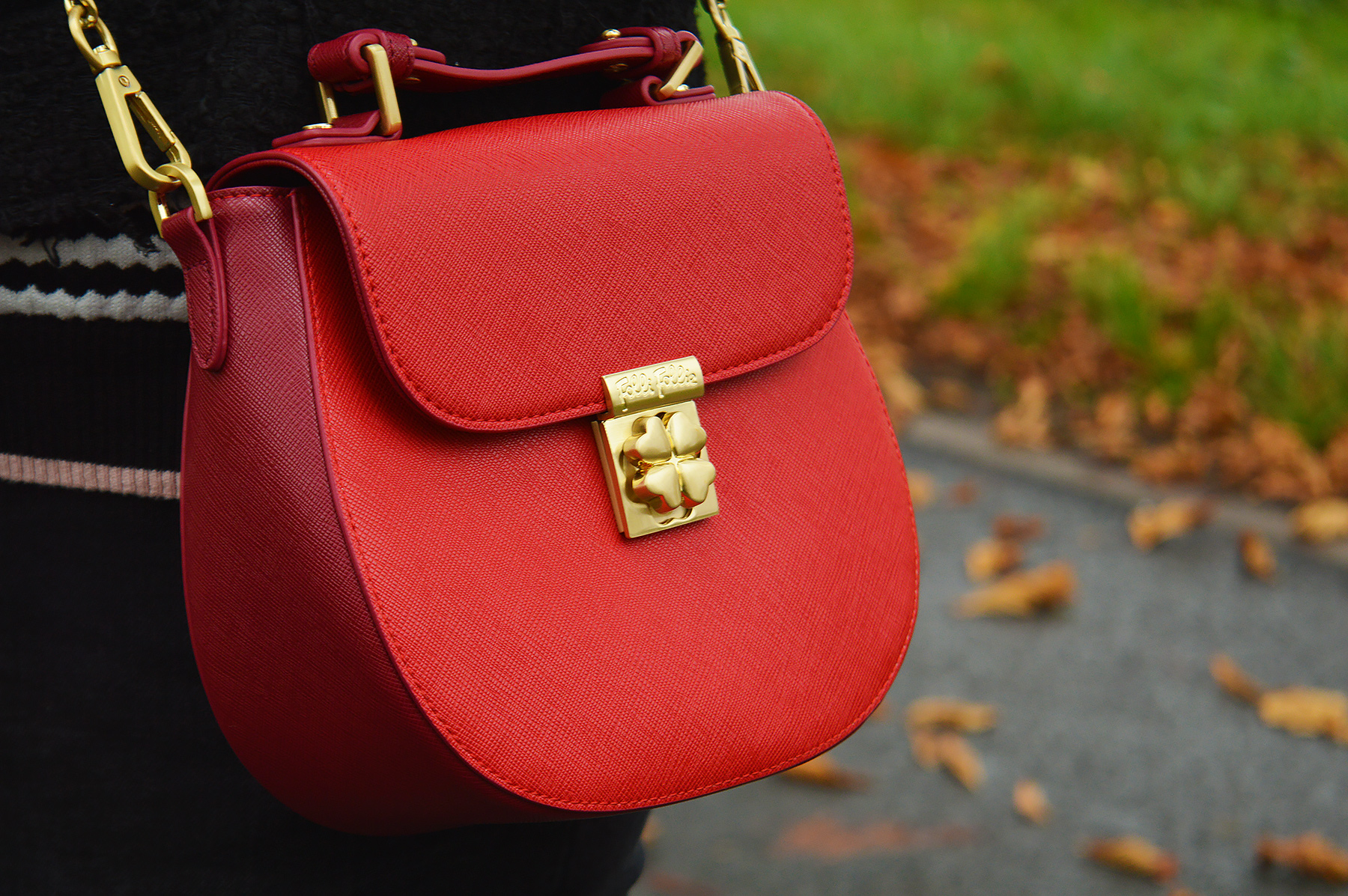 How to style red handbag blogger outfit