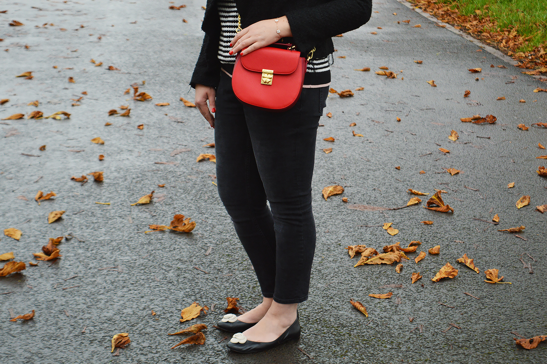 Zara black cropped jeans outfit with red bag and Kate Spade Shoes