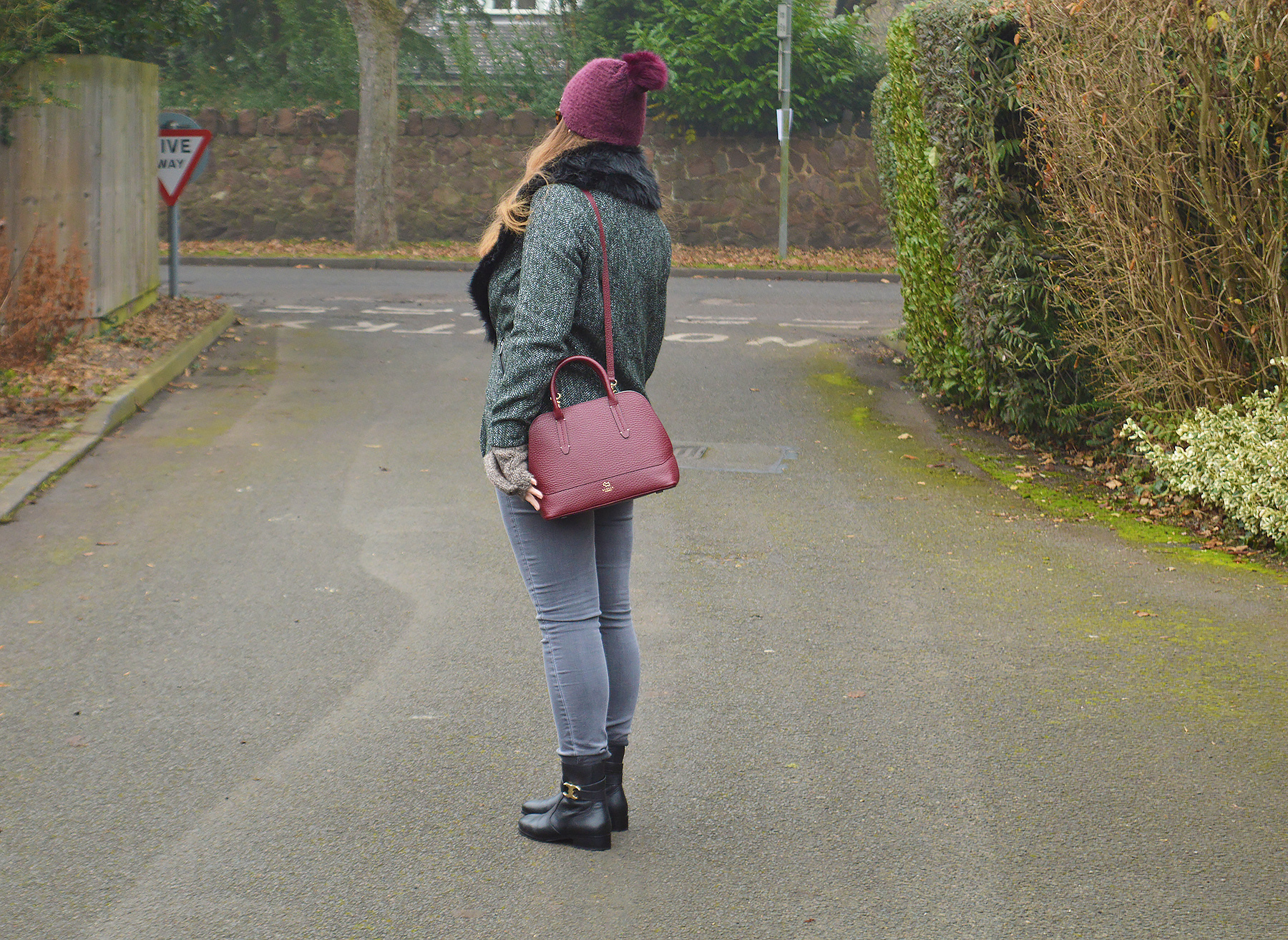 How to style a burgundy handbag