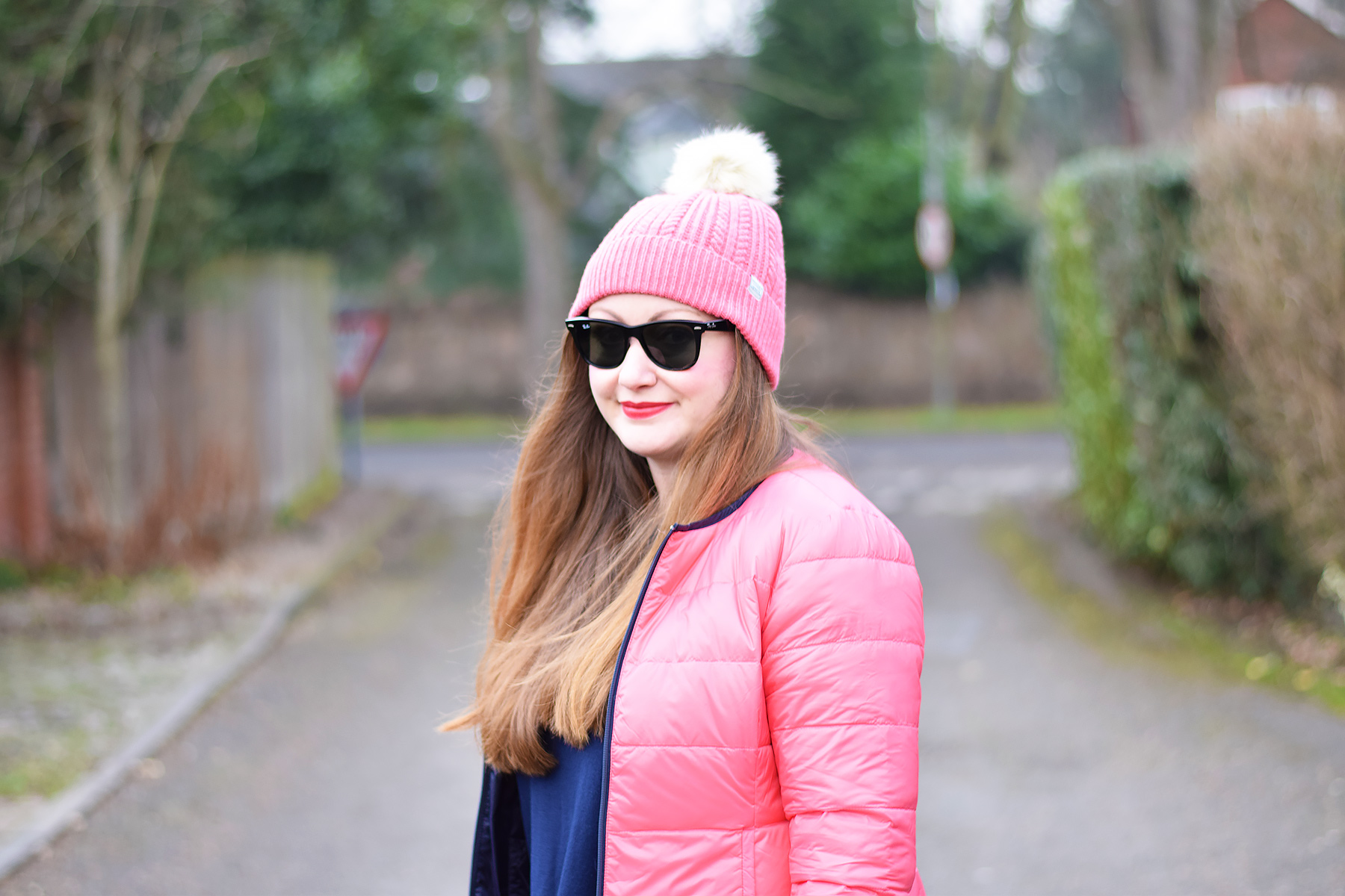 How to wear a pink bobble hat