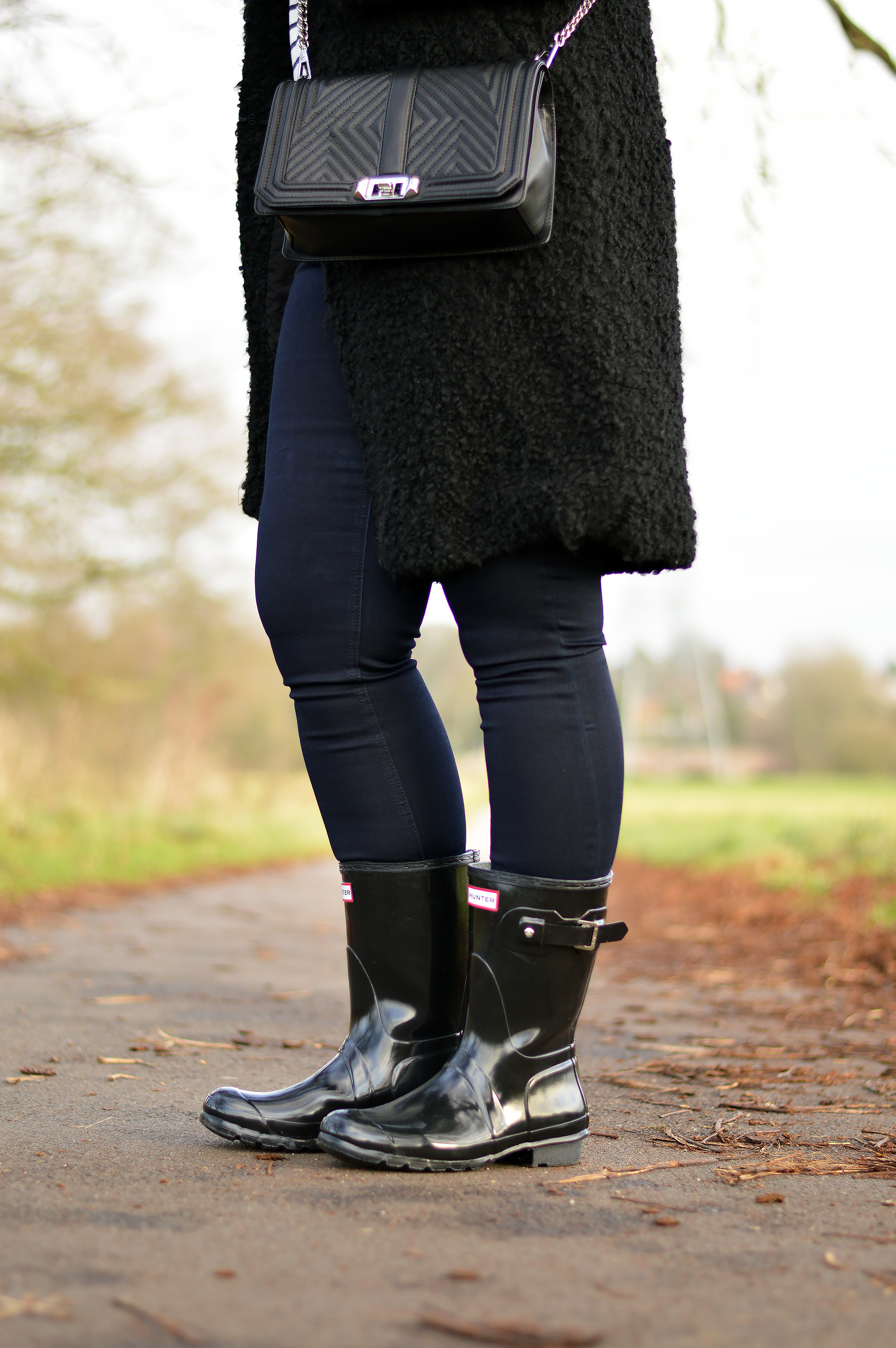 How to style black rain boots