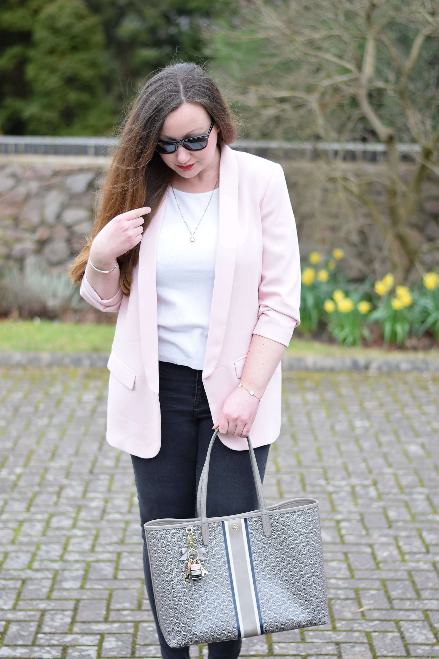 How to wear a pink blazer