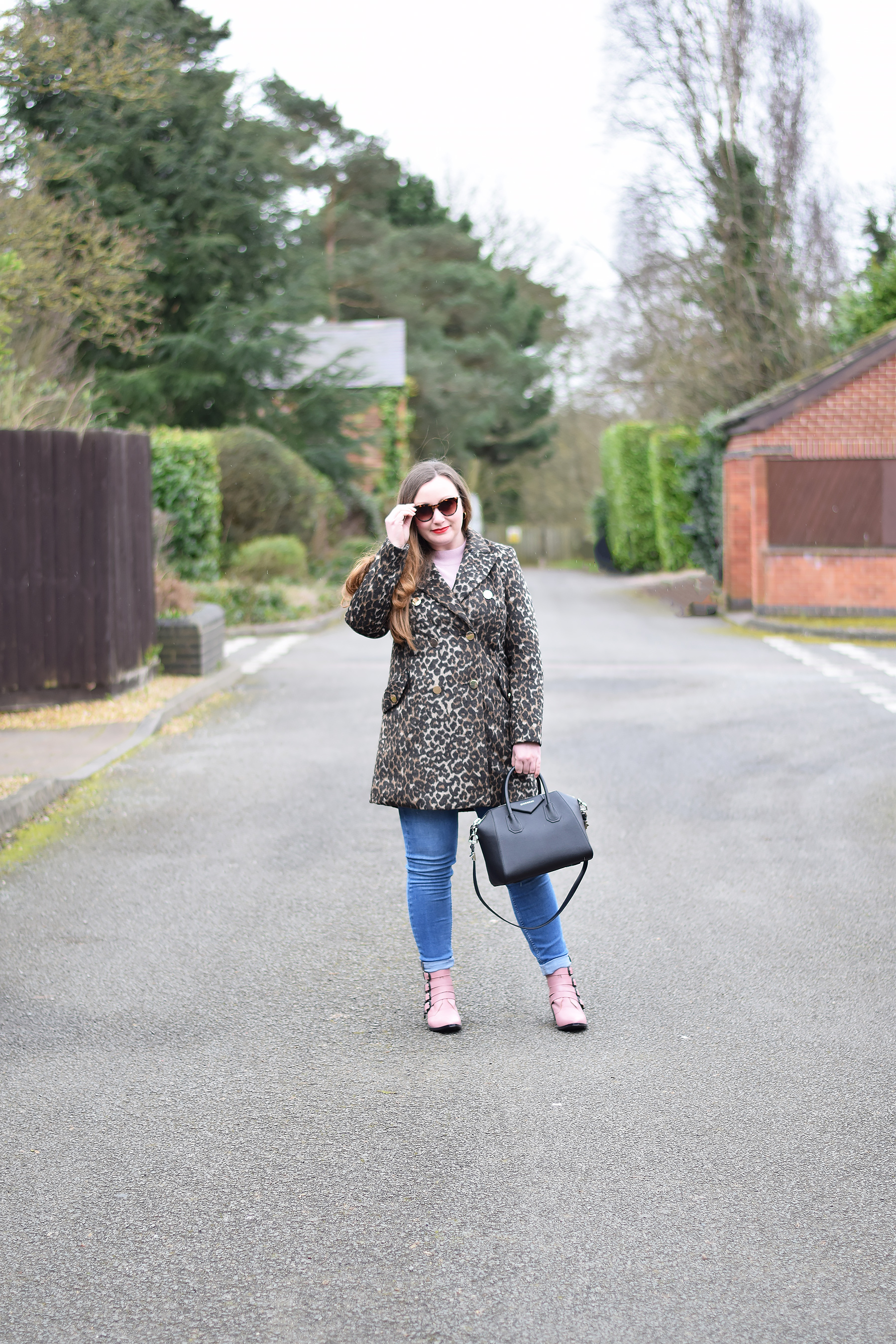 HOW TO WEAR A LEOPARD PRINT COAT AND PINK JUMPER