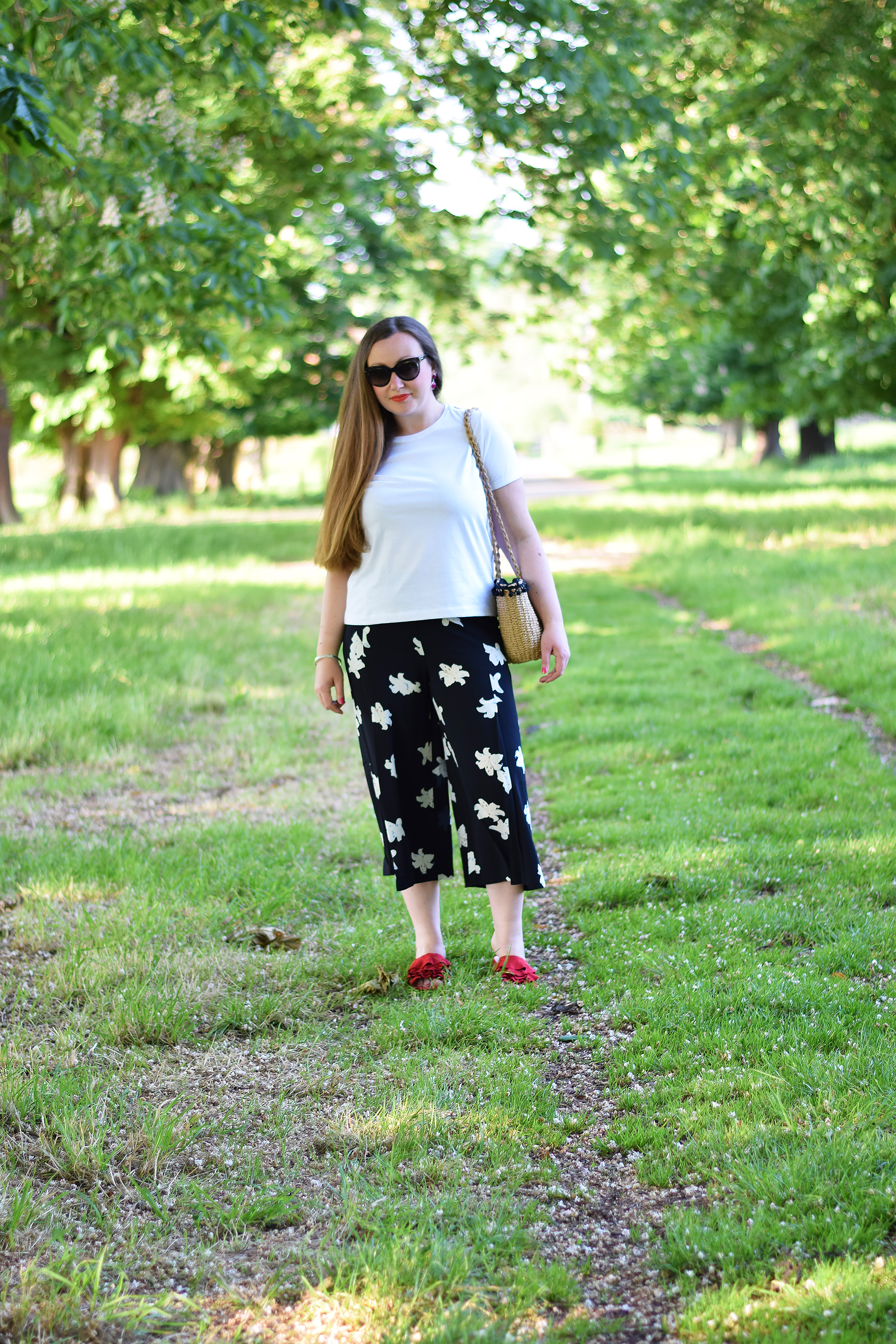 How to wear floral trousers in summer