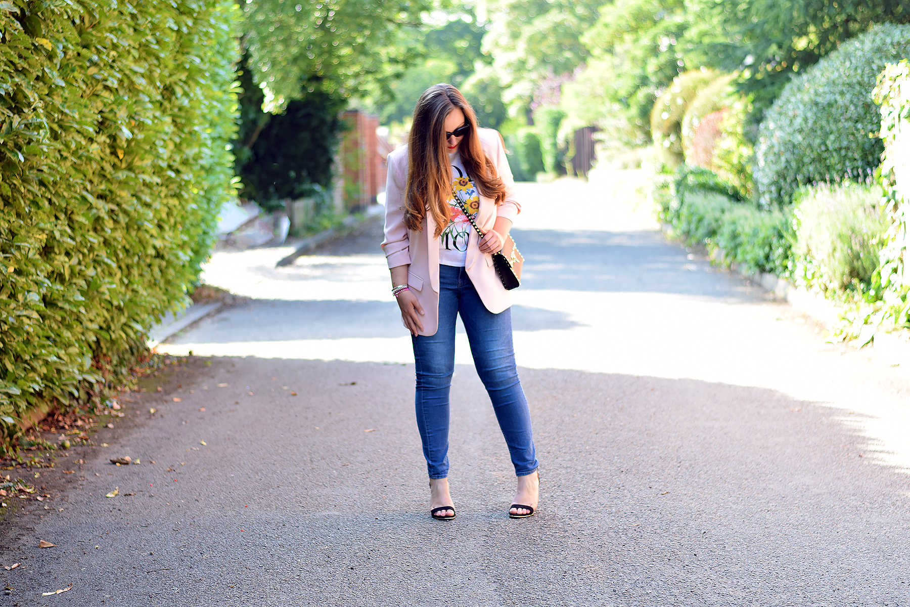 Blazer tee jeans and heels outfit