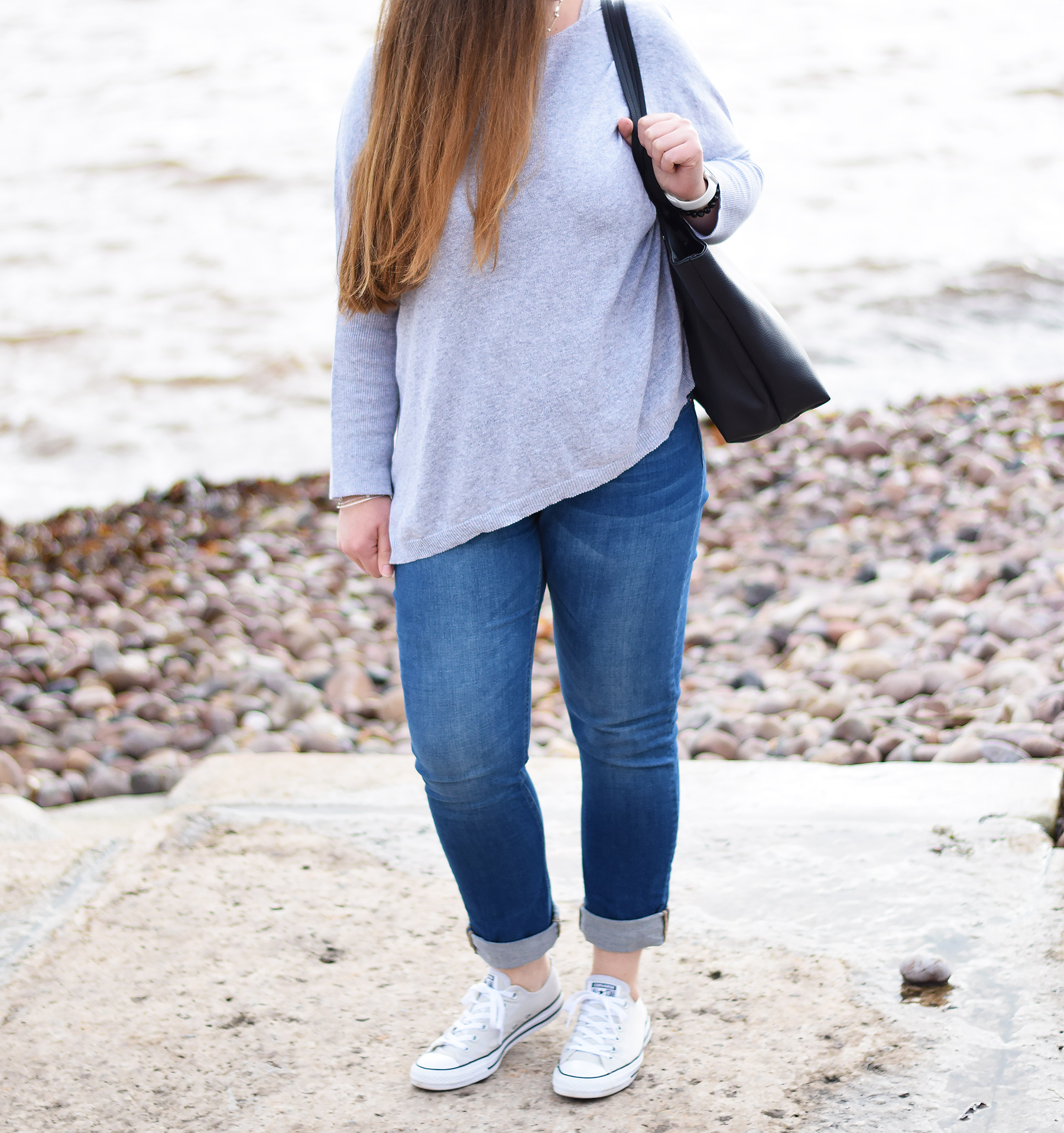 GREY ASYMETRIC SHAPE JUMPER AND CROPPED JEANS AT THE BEACH