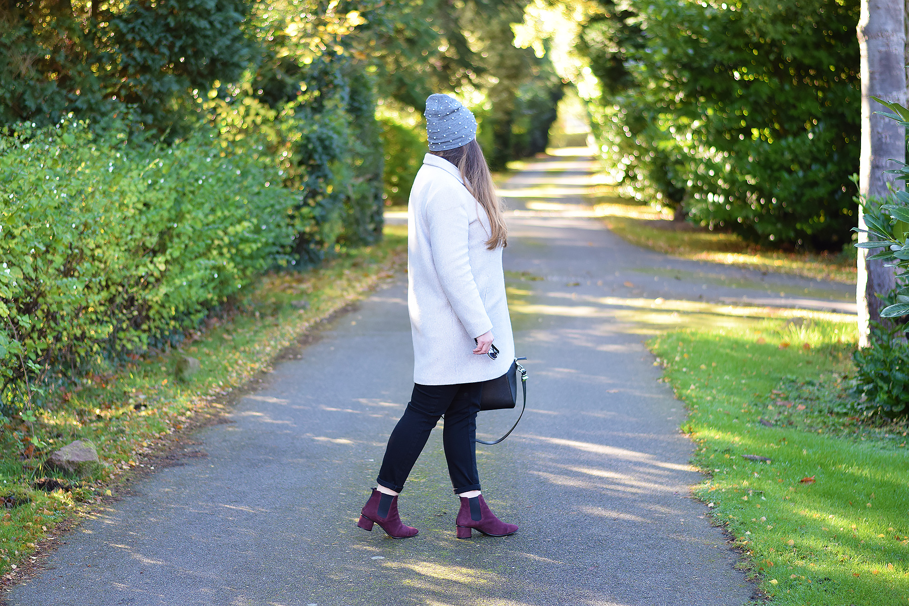 Burgundy Chelsea boots outfit