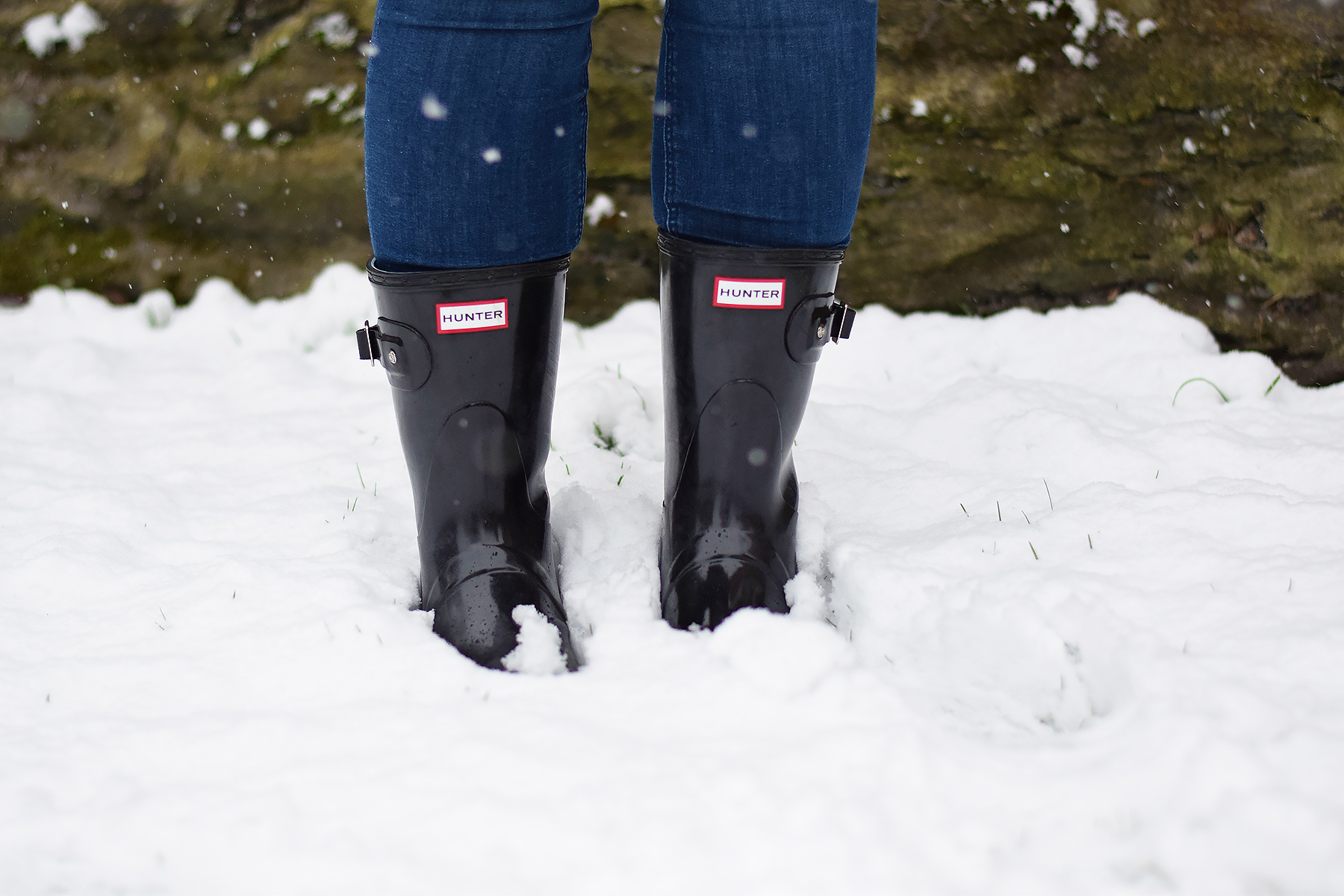 Short hunter welly boots in the snow