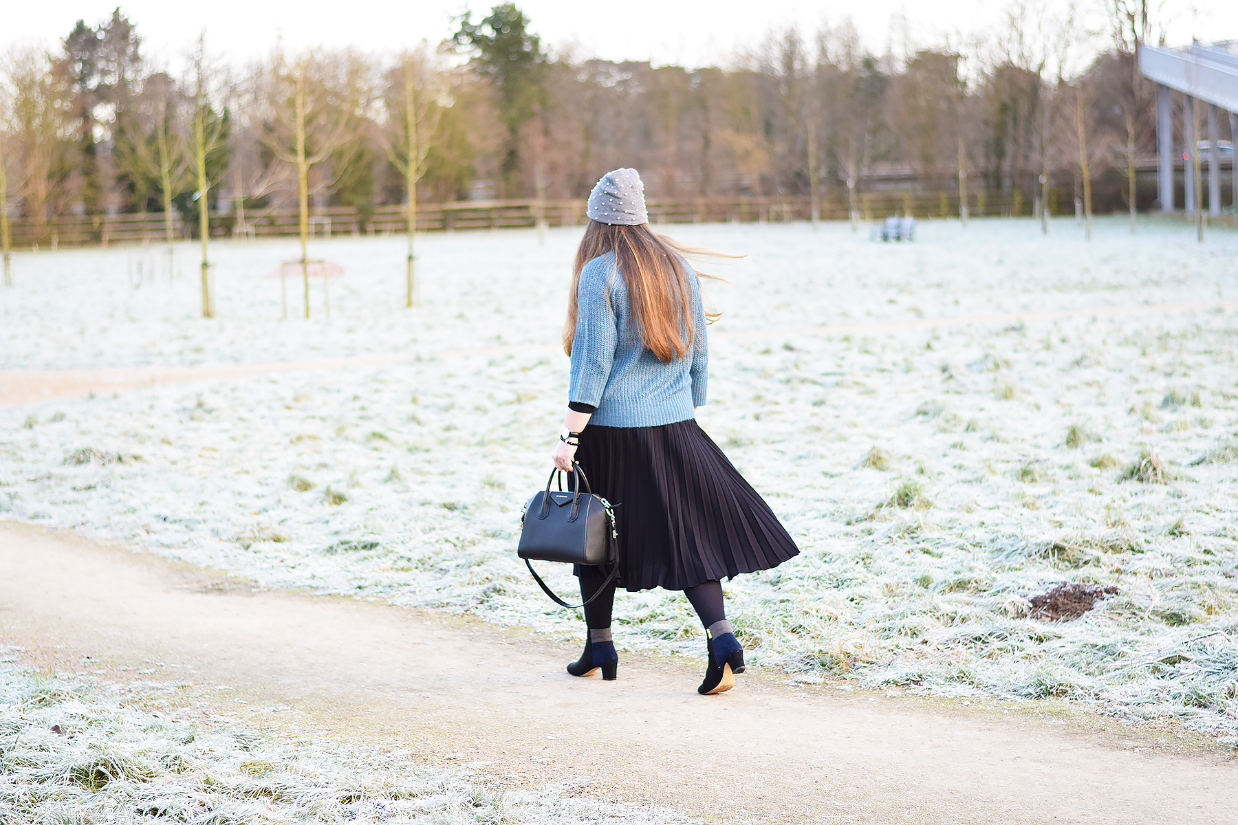 Cozy chic blue sweater outfit