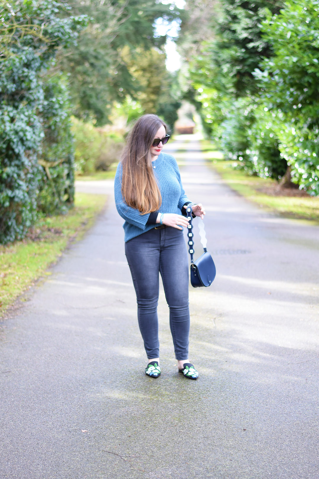 Skinny jeans and pointed mules outfit