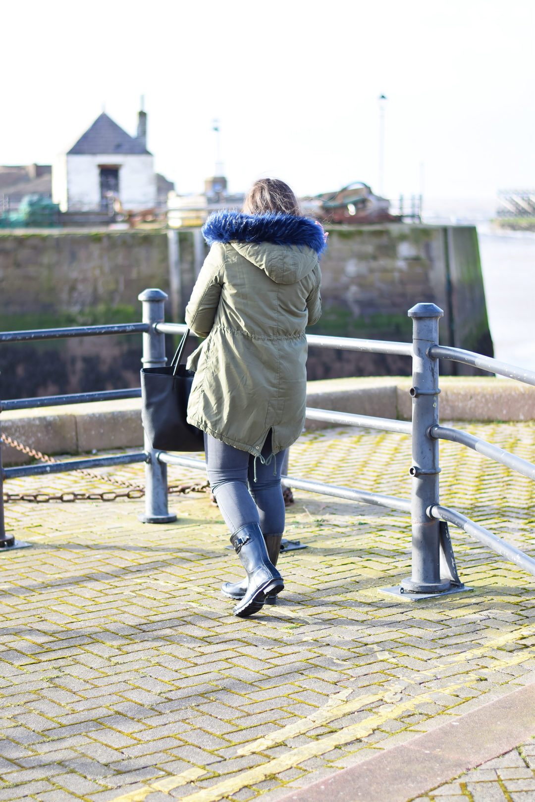 Parka with blue faux fur trim outfit