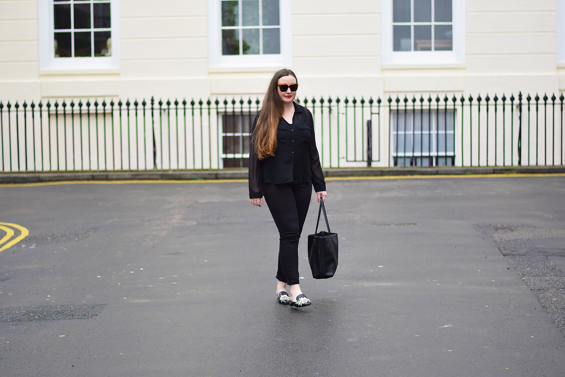 Minimalist style black outfit