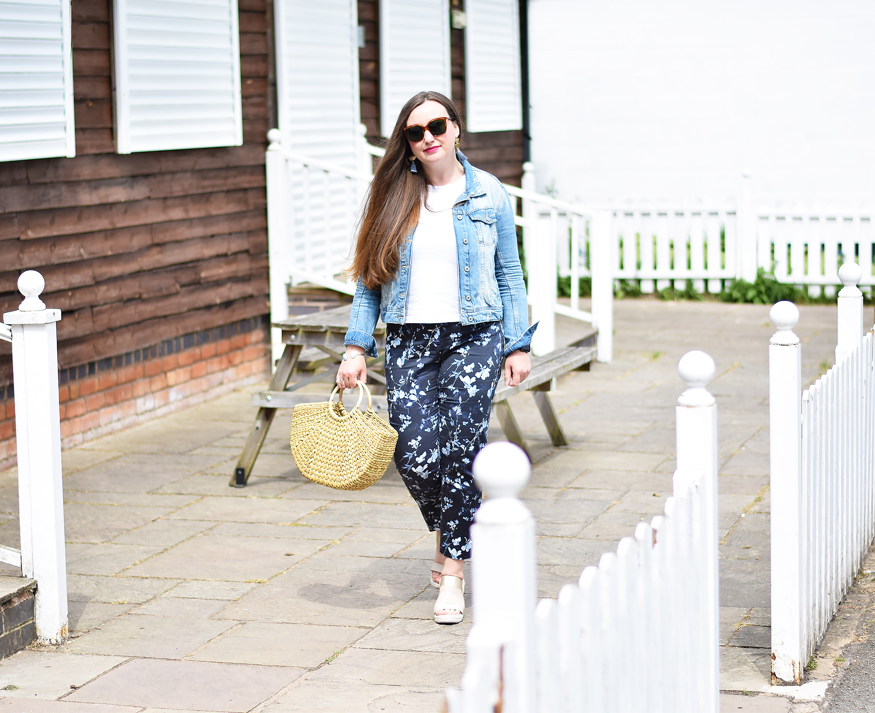 how to wear floral pants casual outfit