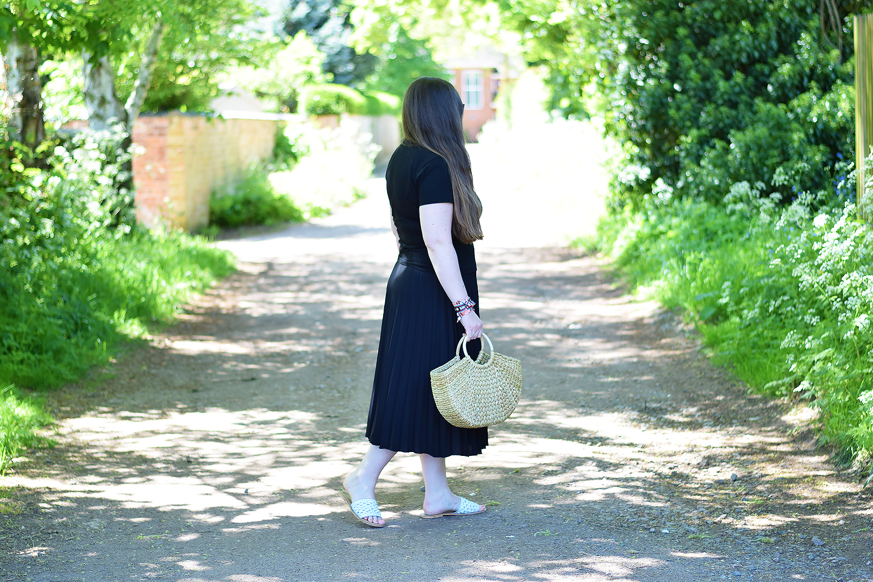 Black midi skirt in summer with basket bag