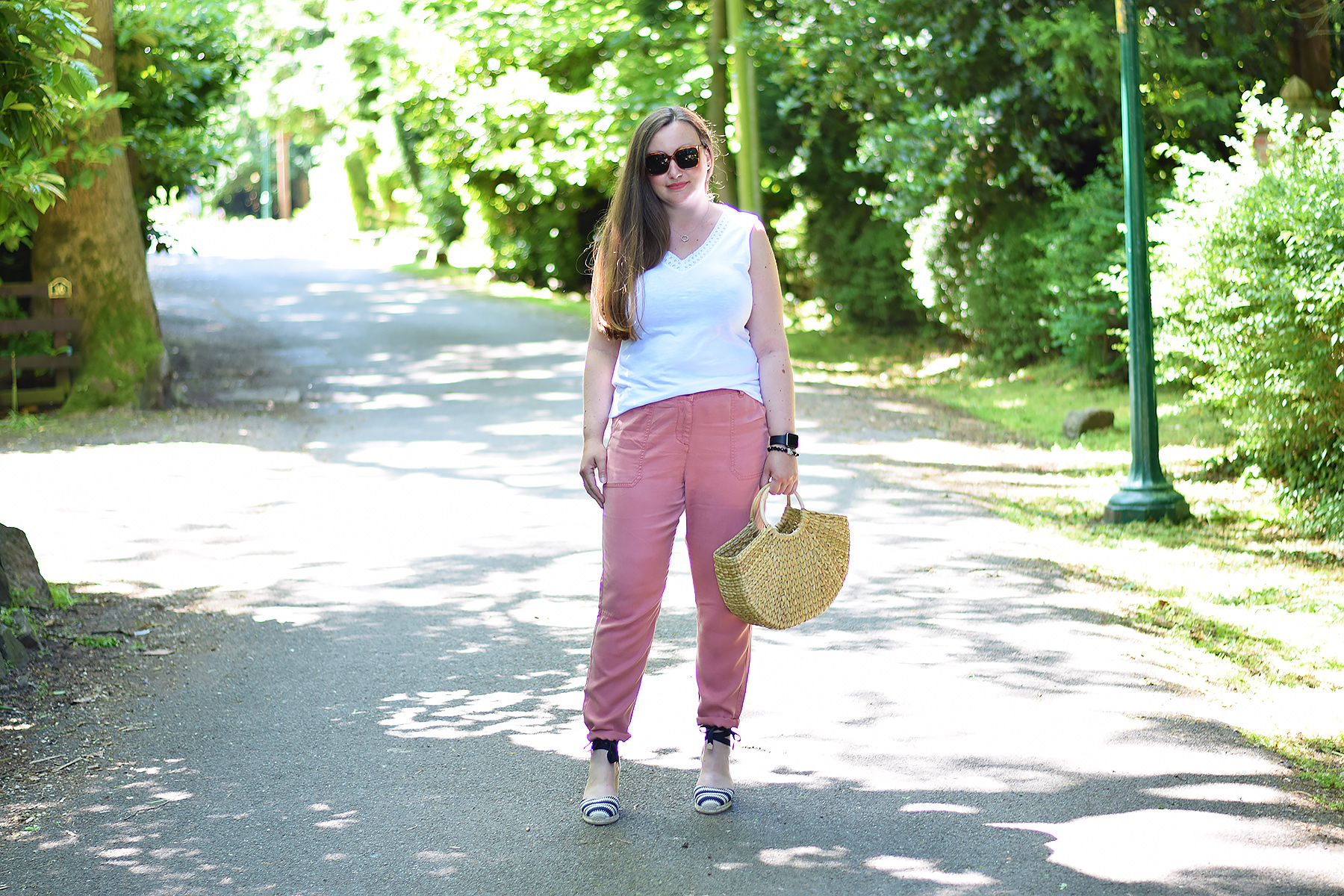 Sustainable Flowy pink tencel trousers outfit