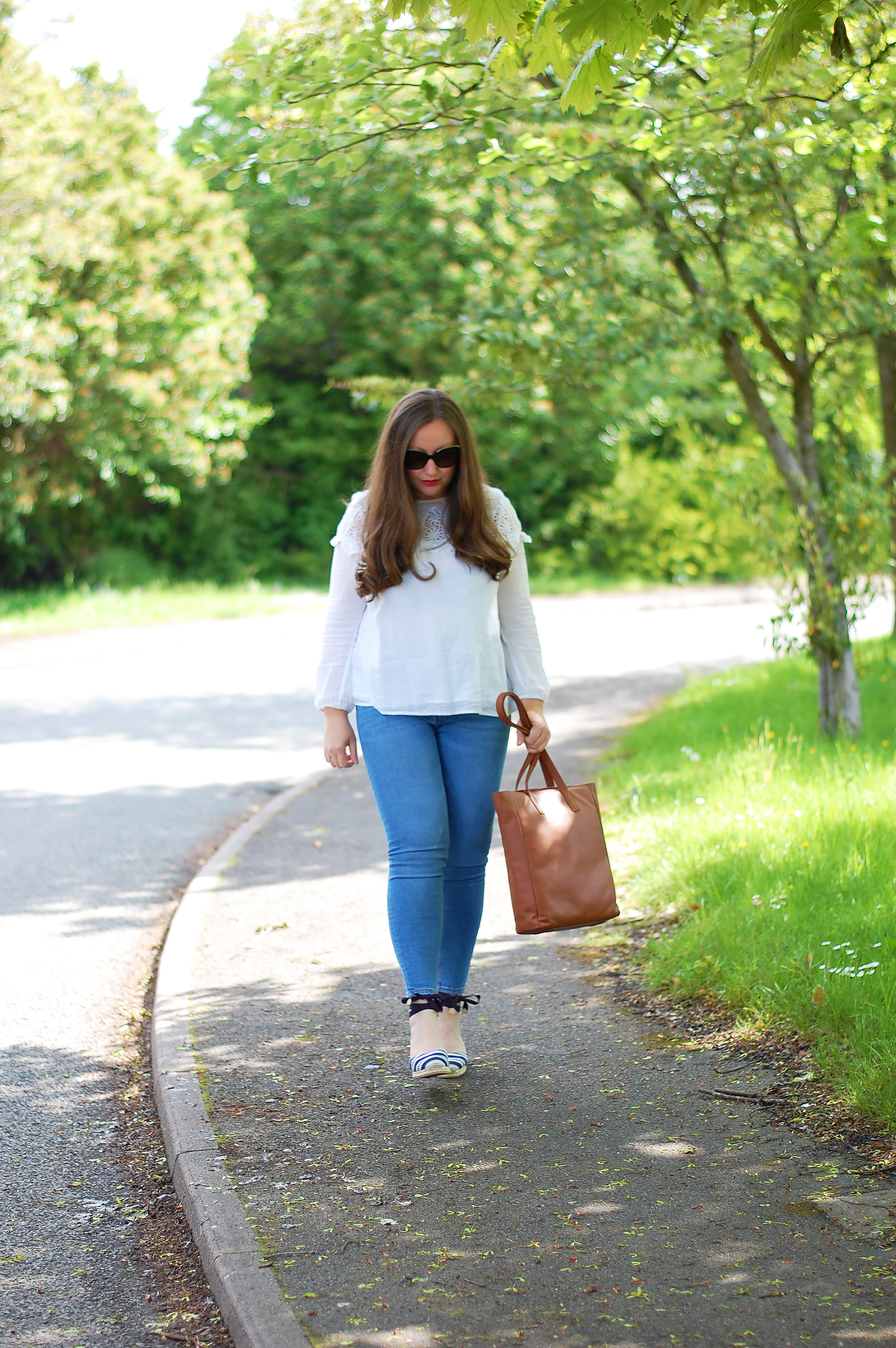 Tan leather tote bag outfit