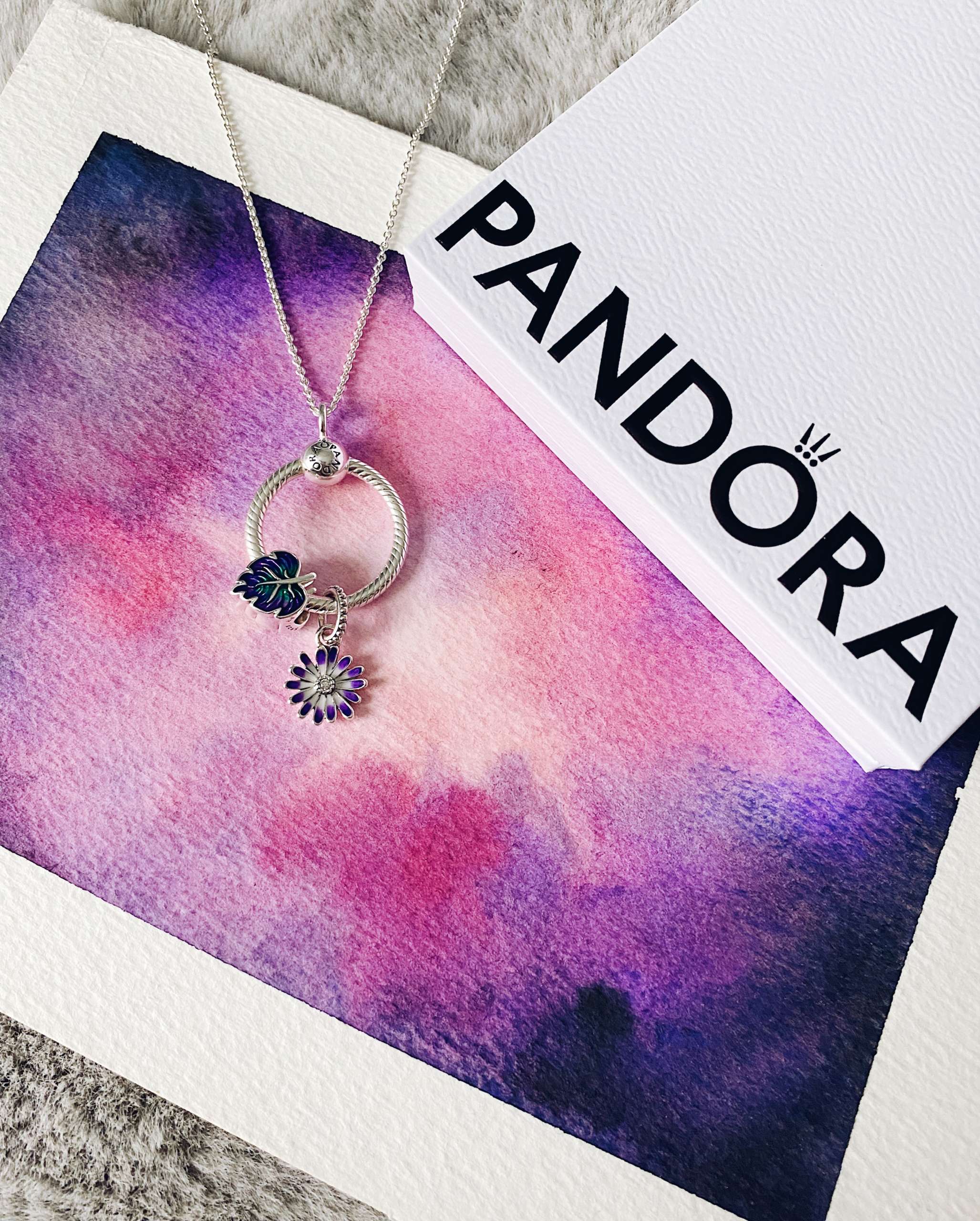 Pandora O Pendant with Daisy and Leaf Charms