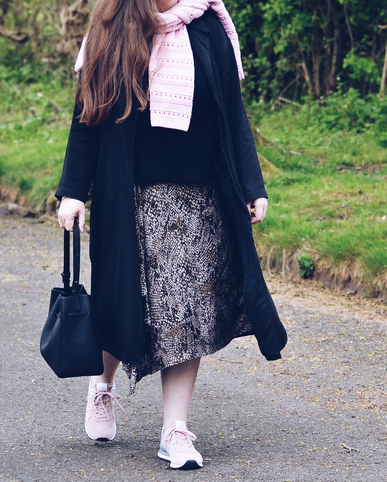 Jumper as a scarf trend - how to style a knitted sweater as a scarf