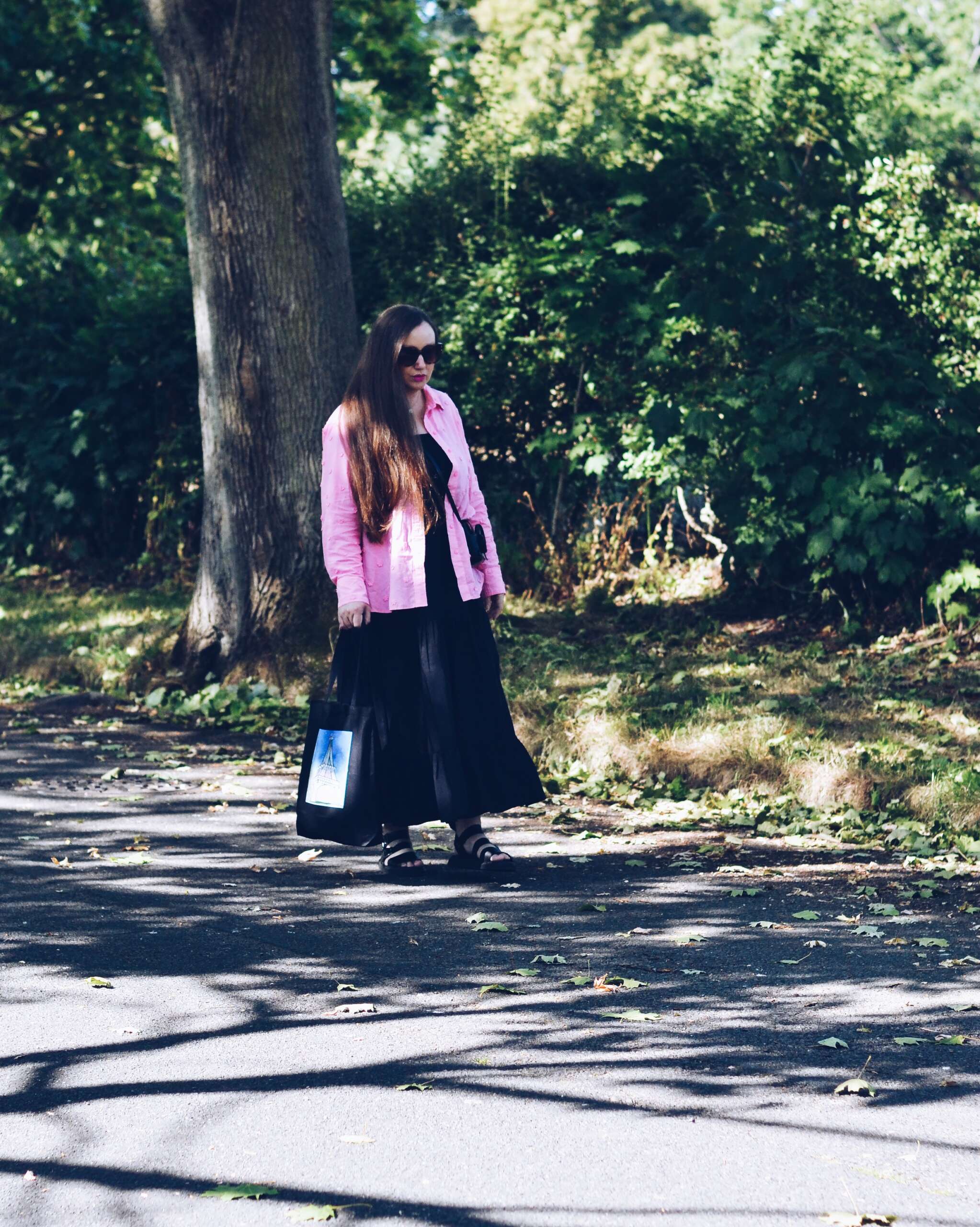 Transitional Outfit Layering look with tote bag